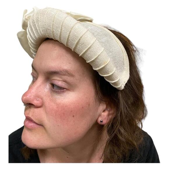 Vintage White Wedding Hat – Pleated Band & Bow – Elegant Bridal Headpiece - Picture 3 of 4